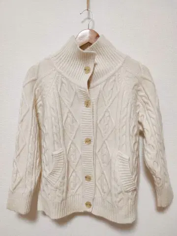 아이보리 케이블 짜임 하이넥 스웨터