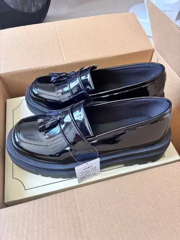 블랙 태슬 로퍼