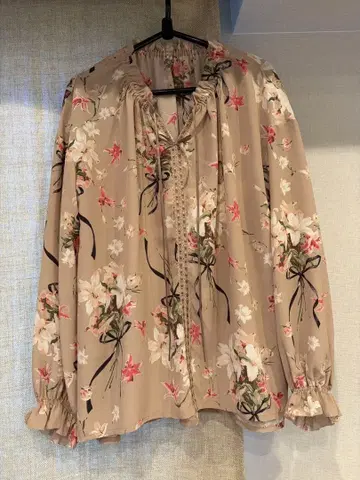 새상품급 인게홀그 꽃무늬 리본 포함 긴팔 블라우스