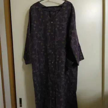 보라색 꽃무늬 긴팔 V넥 원피스