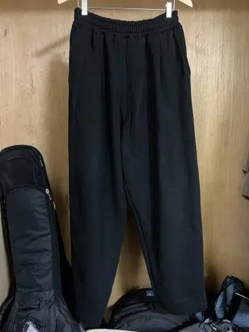 Estudio Niksen 플리츠 와이드 조거 팬츠 블랙