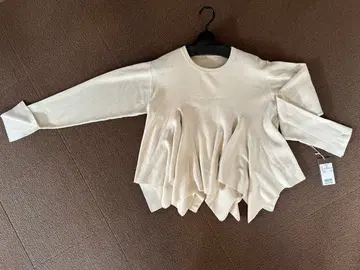 [ 새상품 ] [ ayane ] 아얀 페플럼 페탈 플레어 풀오버 니트