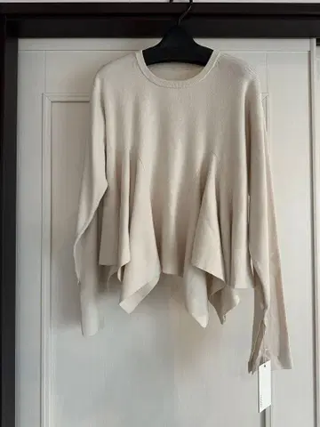 [ 새상품 ] ayane 페플럼 페탈 플레어 풀오버 니트 16280엔