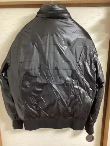 [ EMPORIO ARMANI ] 다운 자켓 뒷면 로고 블랙