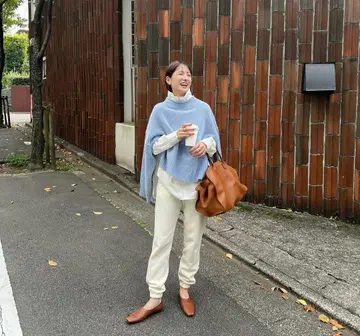 라이트 블루 사이드 슬릿 와이드 케이프 니트 탑스