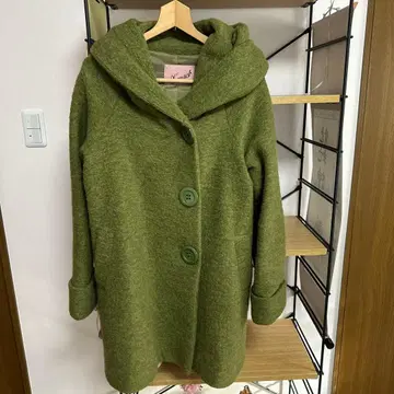 올리브 그린 후드 부착 롱 코트