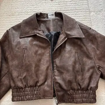 짧은 기장의 가죽 자켓