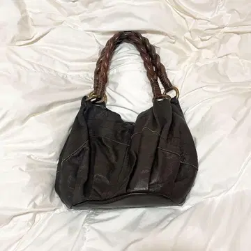 다크 브라운 숄더백 가죽