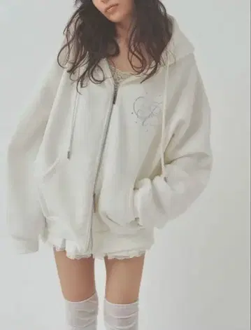 PELLICULE 모티프 스톤 빅 PK 후드티 페리큐어