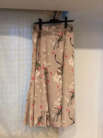 새상품급 잉게홀그 플라워 프린트 베이지 플레어 스커트