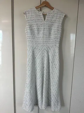 아나이 슬리브리스 무릎 기장 원피스 화이트/블랙 트위드