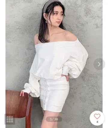 화이트 오프숄더 미니 원피스