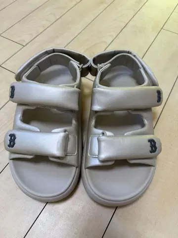 베이지 벨크로 스포츠 샌들