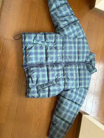 청록색 체크 무늬 다운 자켓
