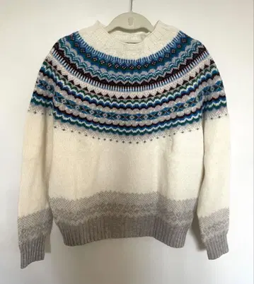 별주 할리 오브 스코틀랜드 x 맥피 노르딕 무늬 크루넥 니트