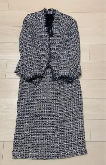 네이비 계열 트위드 자켓과 스커트 세트