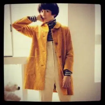 샐리 스콧 키쿠치 아키코 착용 꽃 무늬 코듀로이 코트