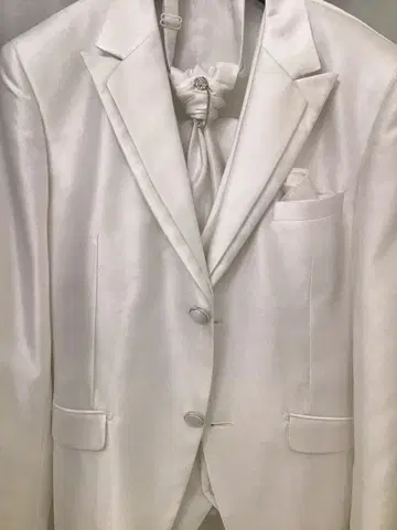 화이트 새틴 턱시도