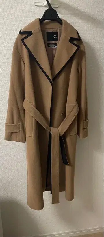 베이지 롱 코트 블랙 트리밍