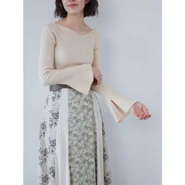 새상품급 라그나문*비대칭 드레이프 플레어 슬리브 니트 아이보리