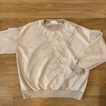 node. 프릴 디자인 맨투맨 상의 V라인 프릴 베이지