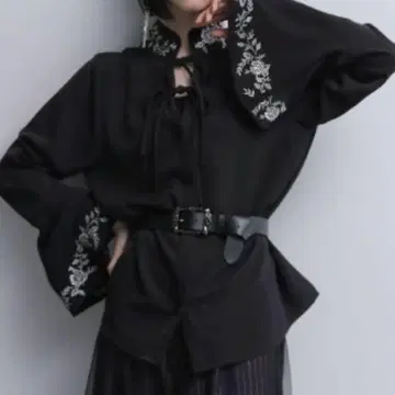 HARE 2WAY 자수 블라우스 블랙
