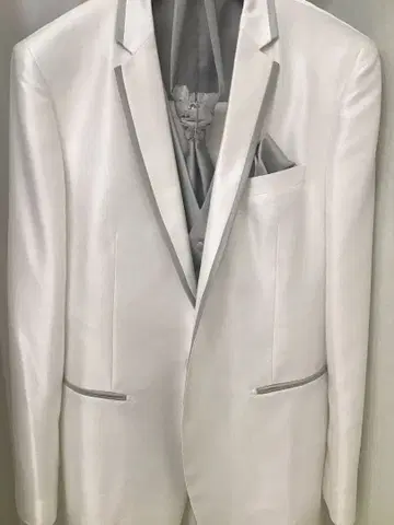 화이트 실버 턱시도