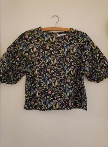 꽃무늬 퍼프 슬리브 블라우스 블랙 플라워 내추럴 일본제