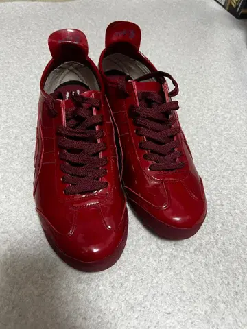 레드 광택 마감 스니커즈