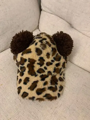 레오파드 무늬 폼폼 포함 모자
