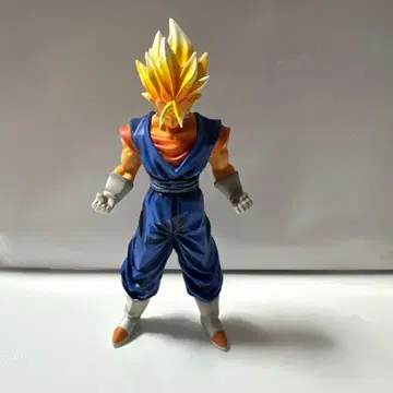슈퍼 사이어인 손오공 피규어