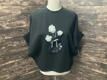 꽃 모티브 블랙 오버 사이즈 상의 종이상자 니트 소재