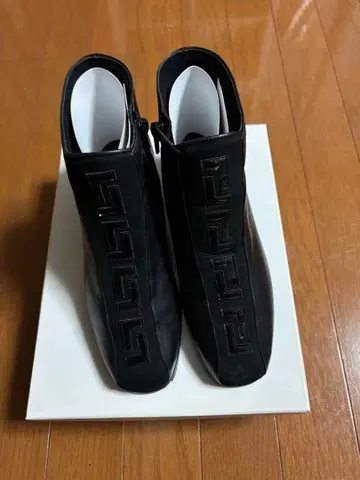 지퍼 달린 블랙 숏부츠