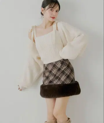 Chico 밑단 퍼 타이트 미니 스커트