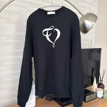 the virgins lame heart logo sweat 블랙