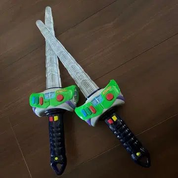 토이스토리 빛나는 소리 포함 라이트 세이버 2개 세트