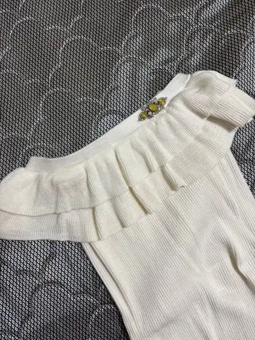 미셸 마카롱 프릴 화이트 니트 원피스