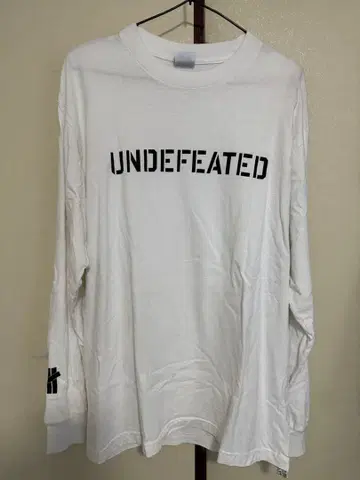 UNDEFEATED 롱 슬리브 T셔츠 M 화이트