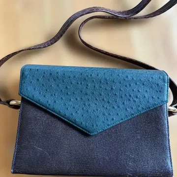 가죽 숄더백 블랙과 그린