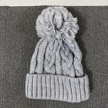McBURN 그레이 케이블 짜임 폼폼 포함 니트 모자