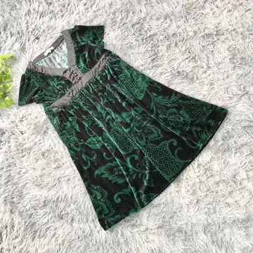 CINEMA CLUB [ M ] 꽃무늬 벨벳 튜닉 그린 V넥 반팔