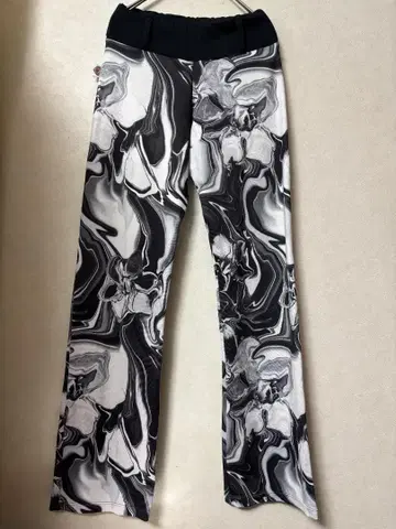 #3859 MIKANO 프리 사이즈 블랙 x 화이트 마블 패턴 레깅스