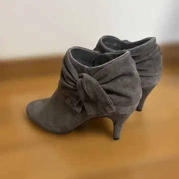 다이애나 그레이 리본 포함 중간 힐 부츠