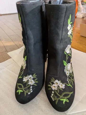 자수 꽃무늬 블랙 숏부츠