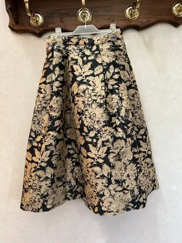 Rouge Vif 턱 플레어 스커트