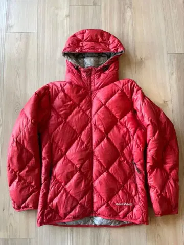 빨간색 몽벨 다운 자켓