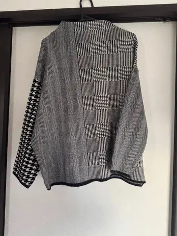 하운드투스 체크 패턴 긴팔 니트 블랙/화이트