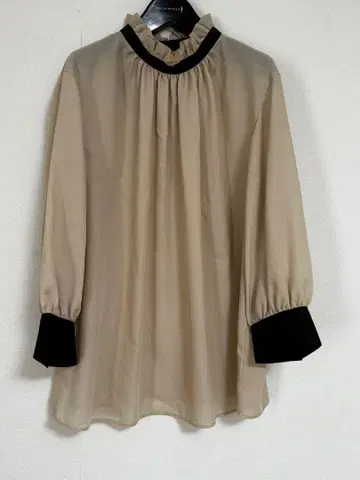 프릴 달린 쉬폰 블라우스 베이지