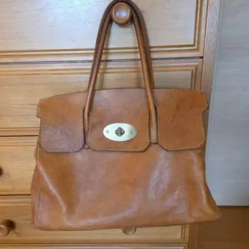 브라운 가죽 토트백 프론트 금장 장식 포함