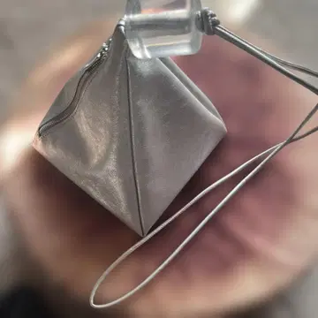 LE TALON 실버 삼각형 숄더백